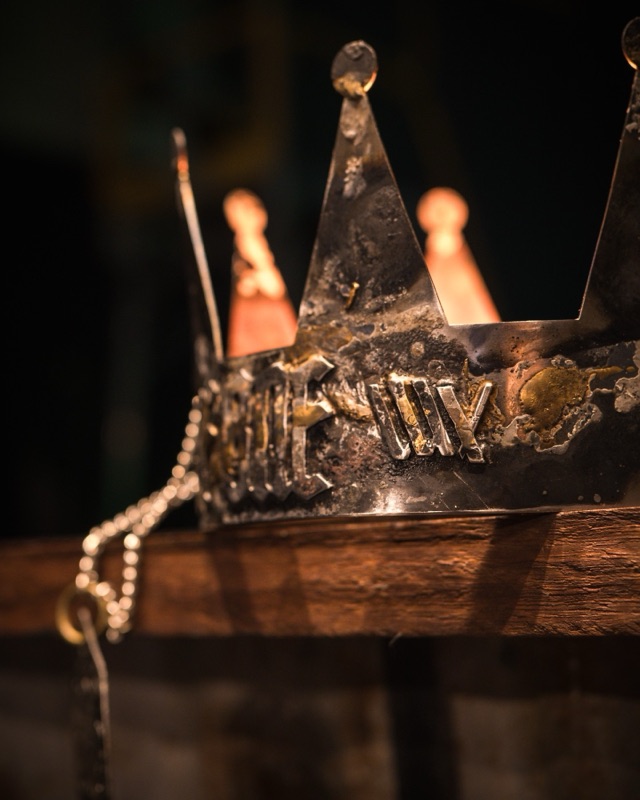 Side of the crown band showing the lettering and Roman numerals